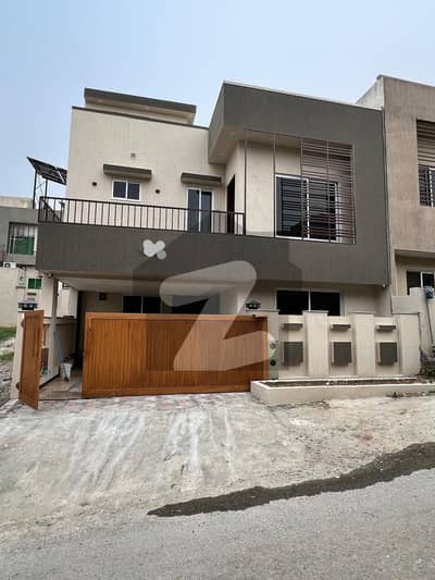 بحریہ ٹاؤن فیز 8 بحریہ ٹاؤن راولپنڈی,راولپنڈی میں 5 کمروں کا 7 مرلہ مکان 2.8 کروڑ میں برائے فروخت۔