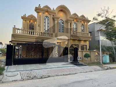 بحریہ ٹاؤن فیز 7 بحریہ ٹاؤن راولپنڈی,راولپنڈی میں 6 کمروں کا 1 کنال مکان 10.5 کروڑ میں برائے فروخت۔