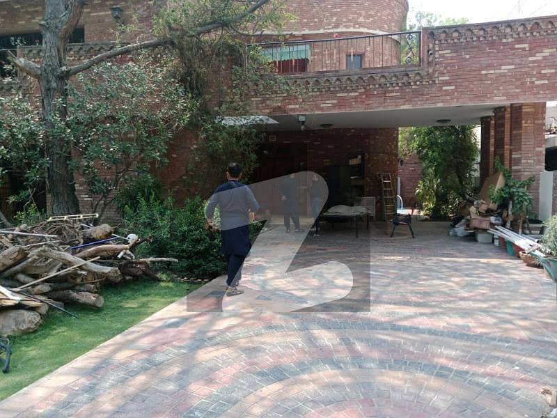 2.5 Kanal House Good location in Main Cantt 2.5 Kanal House Good location in Main Cantt