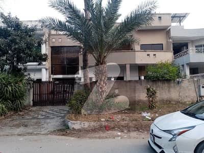 *G,9/1- GROUND PORTION FOR RENT 3 BED ATTACHED BATH DD TILE FLOOR BEST LOCATION NAYER TO PARK MOSQUE MARKET RENT 1,40,000*