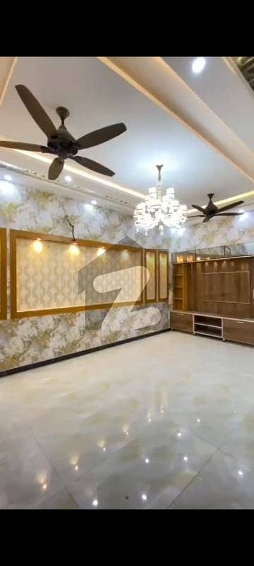 بحریہ ٹاؤن فیز 8 ۔ بلاک سی بحریہ ٹاؤن فیز 8,بحریہ ٹاؤن راولپنڈی,راولپنڈی میں 5 کمروں کا 10 مرلہ مکان 3.5 کروڑ میں برائے فروخت۔