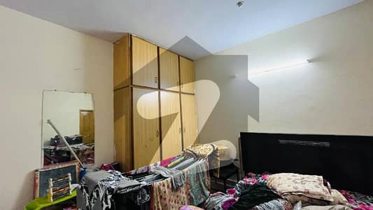 جوہر ٹاؤن لاہور میں 4 کمروں کا 1 کنال بالائی پورشن 1.1 لاکھ میں کرایہ پر دستیاب ہے۔