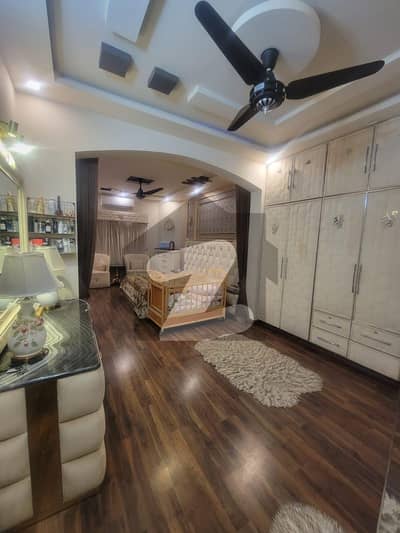 علامہ اقبال ٹاؤن لاہور میں 4 کمروں کا 10 مرلہ مکان 5.2 کروڑ میں برائے فروخت۔