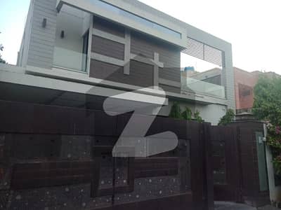 ONE KANAL BEAUTIFULL HOUSE AVALIABLE FOR RENT IN DHA PHASE 4