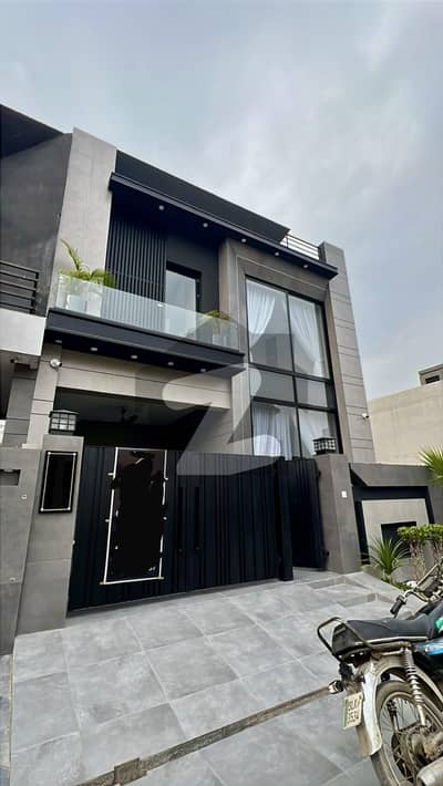 ڈی ایچ اے 9 ٹاؤن ڈیفنس (ڈی ایچ اے),لاہور میں 3 کمروں کا 5 مرلہ مکان 1.9 کروڑ میں برائے فروخت۔