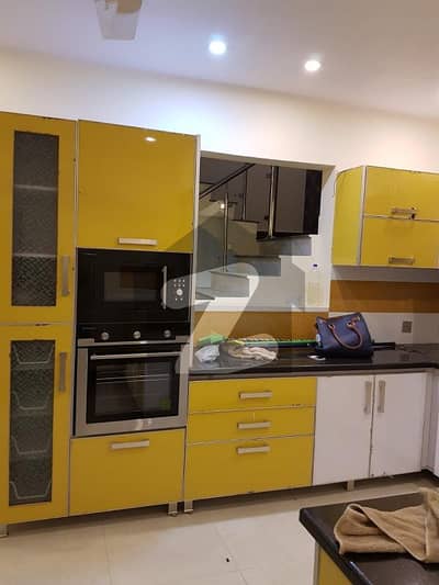 ڈی ایچ اے فیز 8 ڈی ایچ اے ڈیفینس,کراچی میں 3 کمروں کا 4 مرلہ مکان 6.0 کروڑ میں برائے فروخت۔