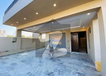 MULTI GARDEN B-17 KANAL FULL HOUSE AVAILABLE FOR RENT