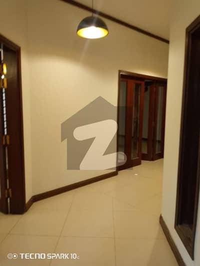 ڈی ایچ اے فیز 8 ڈی ایچ اے ڈیفینس,کراچی میں 4 کمروں کا 1 کنال مکان 6.0 لاکھ میں کرایہ پر دستیاب ہے۔