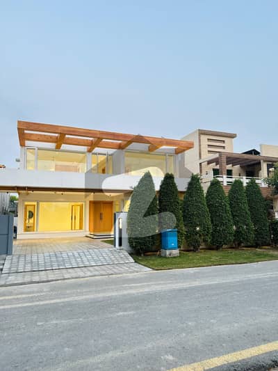 1 Kanal Facing Park Luxury House Are Available