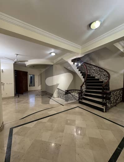 ایف ۔ 11 اسلام آباد میں 6 کمروں کا 1 کنال مکان 6.0 لاکھ میں کرایہ پر دستیاب ہے۔