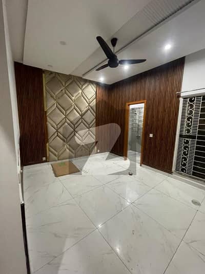 نواب ٹاؤن لاہور میں 3 کمروں کا 6 مرلہ مکان 1.1 لاکھ میں کرایہ پر دستیاب ہے۔