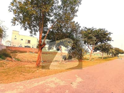 ڈی ایچ اے فیز 7 - بلاک کیو فیز 7,ڈیفنس (ڈی ایچ اے),لاہور میں 1 کنال رہائشی پلاٹ 2.7 کروڑ میں برائے فروخت۔