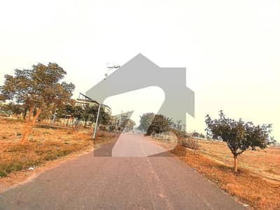 ڈی ایچ اے فیز 7 - بلاک آر فیز 7,ڈیفنس (ڈی ایچ اے),لاہور میں 1 کنال رہائشی پلاٹ 4.2 کروڑ میں برائے فروخت۔