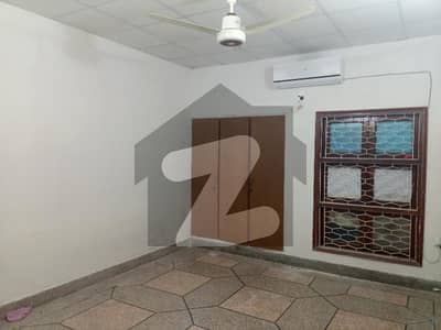 پی ای سی ایچ ایس بلاک 2 پی ای سی ایچ ایس,جمشید ٹاؤن,کراچی میں 16 مرلہ دفتر 3.3 لاکھ میں کرایہ پر دستیاب ہے۔