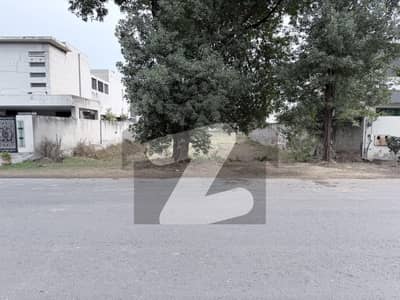 ڈی ایچ اے فیز 6 - بلاک بی فیز 6,ڈیفنس (ڈی ایچ اے),لاہور میں 1 کنال رہائشی پلاٹ 5.5 کروڑ میں برائے فروخت۔