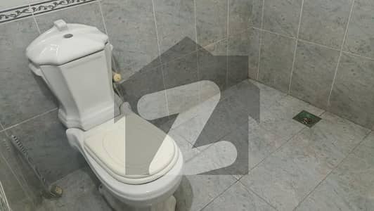 ماڈل ٹاؤن ۔ بلاک کے ماڈل ٹاؤن,لاہور میں 3 کمروں کا 2 کنال بالائی پورشن 1.9 لاکھ میں کرایہ پر دستیاب ہے۔