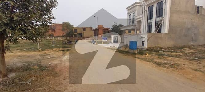 ڈی ایچ اے فیز 8 - بلاک یو فیز 8,ڈیفنس (ڈی ایچ اے),لاہور میں 1 کنال رہائشی پلاٹ 4.3 کروڑ میں برائے فروخت۔