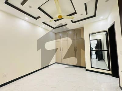 بحریہ ٹاؤن فیز 8 بحریہ ٹاؤن راولپنڈی,راولپنڈی میں 5 کمروں کا 7 مرلہ مکان 2.55 کروڑ میں برائے فروخت۔