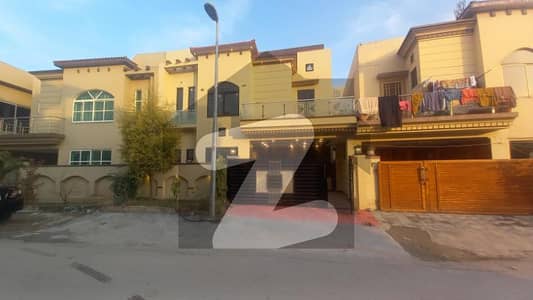 بحریہ ٹاؤن فیز 8 بحریہ ٹاؤن راولپنڈی,راولپنڈی میں 5 کمروں کا 7 مرلہ مکان 2.7 کروڑ میں برائے فروخت۔