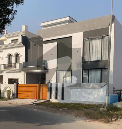 سٹی ہاؤسنگ سوسائٹی گوجرانوالہ میں 5 کمروں کا 9 مرلہ مکان 3.85 کروڑ میں برائے فروخت۔