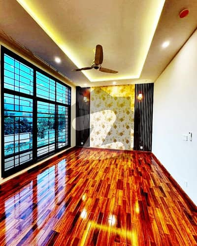 NEWLY RENOVATED LEASED 3BEDROOM APARTMENT AVAILABLE FOR SALE ON MAIN UNIVERSITY ROAD