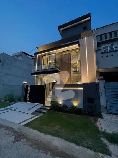 بحریہ ٹاؤن فیز 8 بحریہ ٹاؤن راولپنڈی,راولپنڈی میں 5 کمروں کا 7 مرلہ مکان 85.0 ہزار میں کرایہ پر دستیاب ہے۔