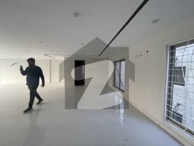 بحریہ ٹاؤن سیکٹر ای بحریہ ٹاؤن,لاہور میں 8 مرلہ دفتر 1.5 لاکھ میں کرایہ پر دستیاب ہے۔