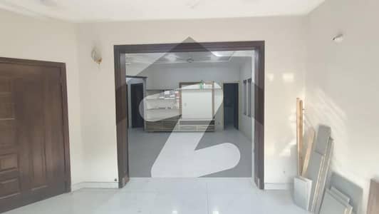 10 MARLA FULL HOUSE FOR RENT IN NESPAK SOCIETY PHASE 3 PRIME LOCATION