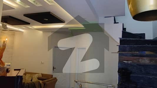 سادات کوآپریٹو ہاؤسنگ سوسائٹی (کالج ٹاؤن) لاہور میں 4 کمروں کا 5 مرلہ مکان 1.6 کروڑ میں برائے فروخت۔