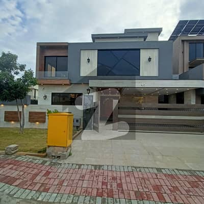 بحریہ ٹاؤن فیز 8 - بلاک اے1 بحریہ ٹاؤن فیز 8,بحریہ ٹاؤن راولپنڈی,راولپنڈی میں 6 کمروں کا 1 کنال مکان 8.0 کروڑ میں برائے فروخت۔