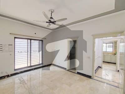 پنجاب کوآپریٹو ہاؤسنگ سوسائٹی لاہور میں 4 کمروں کا 10 مرلہ مکان 3.5 کروڑ میں برائے فروخت۔