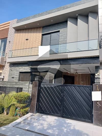 ڈی ایچ اے 9 ٹاؤن ڈیفنس (ڈی ایچ اے),لاہور میں 3 کمروں کا 5 مرلہ مکان 2.75 کروڑ میں برائے فروخت۔