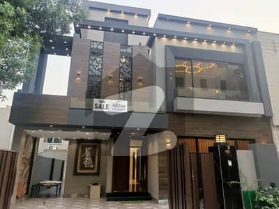 10 Marla Almost Brand New Stylish House Available For Sale In Bahria Town Lahore.