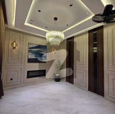 بحریہ ٹاؤن سیکٹر سی بحریہ ٹاؤن,لاہور میں 3 کمروں کا 5 مرلہ مکان 1.75 کروڑ میں برائے فروخت۔