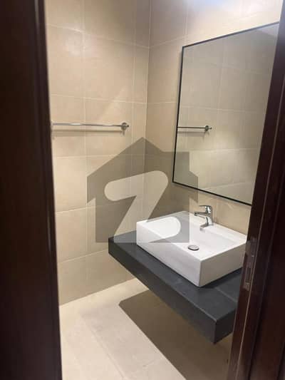 ڈیفینس رایا ڈی ایچ اے ڈیفینس,لاہور میں 1 کمرے کا 4 مرلہ فلیٹ 3.3 کروڑ میں برائے فروخت۔