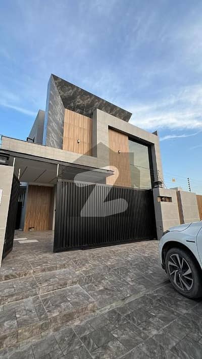 ڈی ایچ اے فیز 5 - بلاک ایل فیز 5,ڈیفنس (ڈی ایچ اے),لاہور میں 4 کمروں کا 10 مرلہ مکان 5.5 کروڑ میں برائے فروخت۔