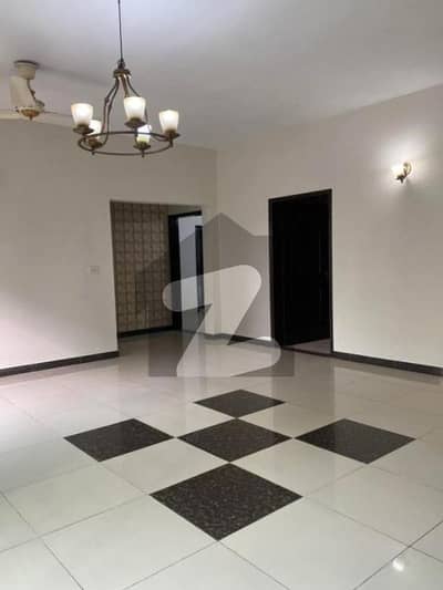 10 Marla 3 Bedrooms Open view Flat For Sale.