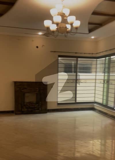 ڈی ایچ اے فیز 3 - بلاک ڈبل ایکس فیز 3,ڈیفنس (ڈی ایچ اے),لاہور میں 5 کمروں کا 1 کنال مکان 4.0 لاکھ میں کرایہ پر دستیاب ہے۔