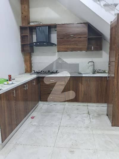 ڈی ایچ اے فیز 8 ڈی ایچ اے ڈیفینس,کراچی میں 4 کمروں کا 5 مرلہ مکان 1.9 لاکھ میں کرایہ پر دستیاب ہے۔