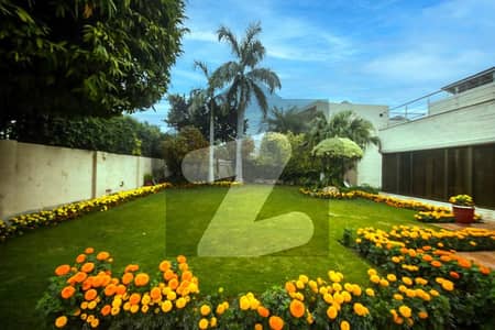 Grand 2 Kanal Fully Furnished Single story Bungalow available for Rent