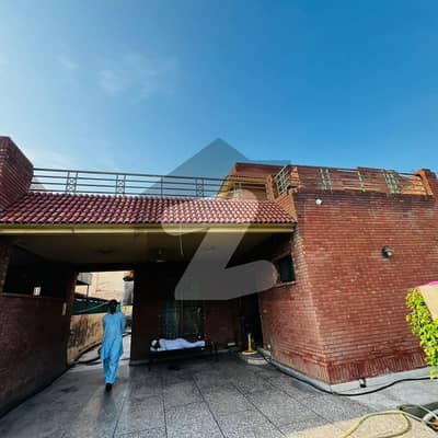 ویلینشیاء ہاؤسنگ سوسائٹی لاہور میں 4 کمروں کا 10 مرلہ مکان 1.2 لاکھ میں کرایہ پر دستیاب ہے۔