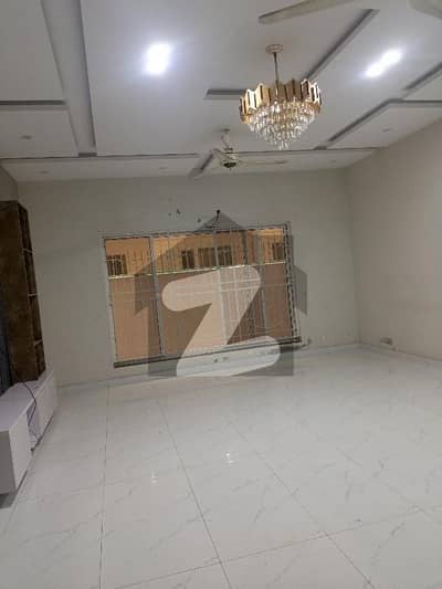 ابدالینزکوآپریٹو ہاؤسنگ سوسائٹی لاہور میں 5 کمروں کا 1 کنال مکان 3.0 لاکھ میں کرایہ پر دستیاب ہے۔