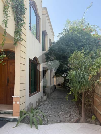 OWNER BUILD 600 YARDS 3+3 BEDROOMS PROPER 2 UNIT HOUSE FOR SALE