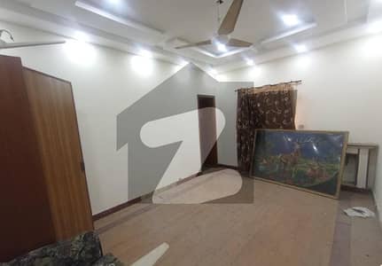 ڈی ایچ اے فیز 2 ڈیفنس (ڈی ایچ اے),لاہور میں 3 کمروں کا 1 کنال بالائی پورشن 90.0 ہزار میں کرایہ پر دستیاب ہے۔