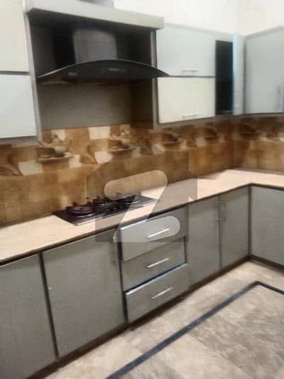 جوہر ٹاؤن لاہور میں 5 کمروں کا 5 مرلہ مکان 90.0 ہزار میں کرایہ پر دستیاب ہے۔