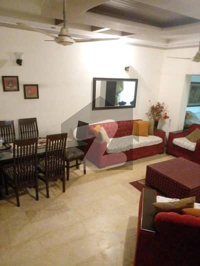 خیابانِ کالونی فیصل آباد میں 6 کمروں کا 1 کنال مکان 4.0 کروڑ میں برائے فروخت۔