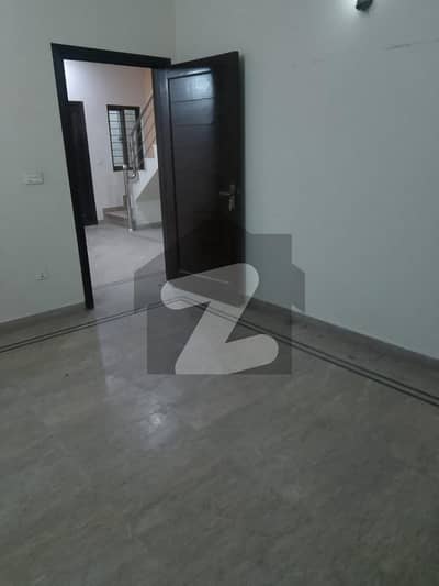 فارمانئیٹس ہاؤسنگ سکیم لاہور میں 2 کمروں کا 5 مرلہ بالائی پورشن 40.0 ہزار میں کرایہ پر دستیاب ہے۔