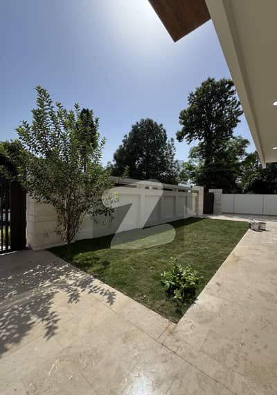 EXCELLENT HOUSE BEAUTIFUL GREEN LAWN TOP LOCATION SPECIOUS WASHROOMS