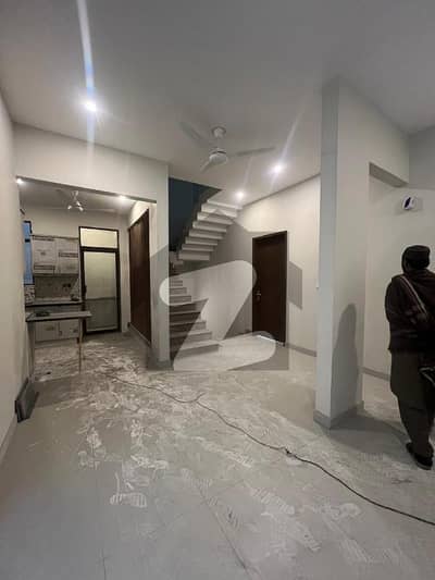 ڈی ایچ اے فیز 8 ڈی ایچ اے ڈیفینس,کراچی میں 3 کمروں کا 4 مرلہ مکان 6.5 کروڑ میں برائے فروخت۔