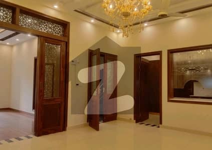 بحریہ ٹاؤن سیکٹر سی بحریہ ٹاؤن,لاہور میں 3 کمروں کا 5 مرلہ مکان 1.9 کروڑ میں برائے فروخت۔